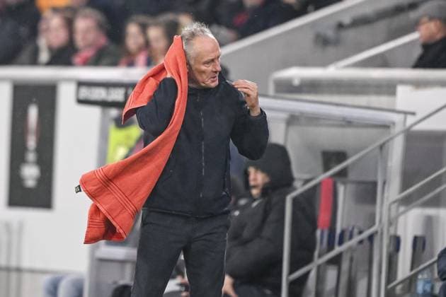 Sport Bilder des Tages 30.11.2023, Freiburg, Germany, Stadion am Wolfswinkel, SC Freiburg vs Olympiakos Piraeus - UEFA Europa League 2023 24 - Group A, Trainer Christian Streich (SC Freiburg) gestikuliert, gestik, mit einem Handtuch (Foto H. Langer) Freiburg Stadion am Wolfswinkel Germany