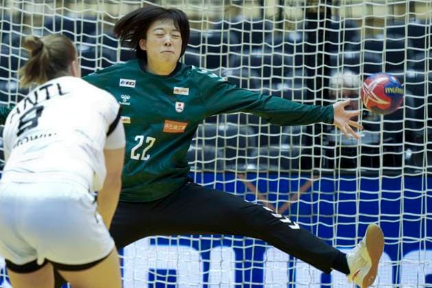 Handball, Frauen WM, Deutschland - Japan Lisa Antl, Germany (9) tries a shot against Japanese goalkeeper Naho Saito during the IHF World Women s Handball Championship match between Germany and Japan in the preliminary Group F in Jyske Bank Boxen in Herning, Denmark on Tuesday, November 30, 2023. , Herning Jylland Denmark Copyright: ClausxFisker ClausxFiskerx spdk20231130-185744-L