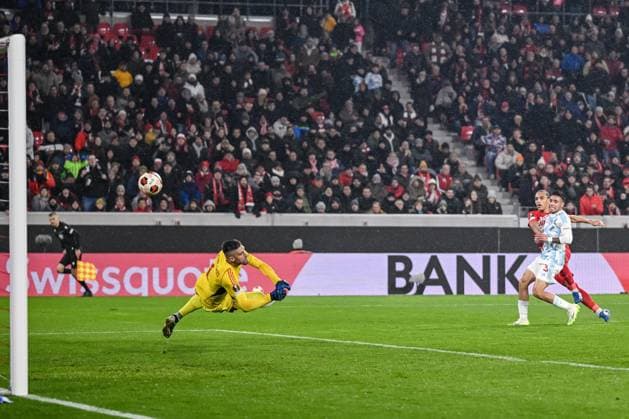 30.11.2023, Freiburg, Germany, Stadion am Wolfswinkel, SC Freiburg vs Olympiakos Piraeus - UEFA Europa League 2023 24 - Group A, Kiliann Sildillia (SC Freiburg) Torschuss zum 4:0 (Foto H. Langer) Freiburg Stadion am Wolfswinkel Germany