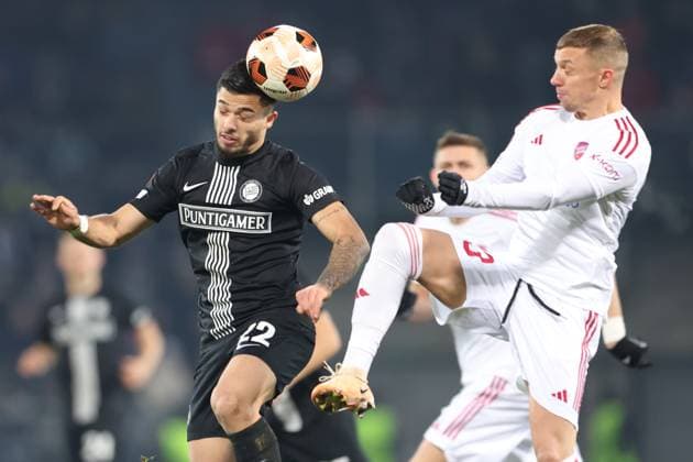 SOCCER - UEFA EL, Sturm vs Czestochowa GRAZ,AUSTRIA,30.NOV.23 - SOCCER - UEFA Europa League, group stage, SK Sturm Graz vs Rakow Czestochowa. Image shows Jusuf Gazibegovic (Sturm) and Milan Rundic (Czestochowa).  GEPAxpictures xChrisxBauer