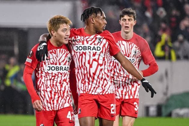 30.11.2023, Freiburg, Germany, Stadion am Wolfswinkel, SC Freiburg vs Olympiakos Piraeus - UEFA Europa League 2023 24 - Group A, Ritsu Doan (SC Freiburg), Junior Adamu (SC Freiburg) und Merlin Roehl (SC Freiburg) Torjubel, jubelt nach seinem treffer zum 5:0 (Foto H. Langer) Freiburg Stadion am Wolfswinkel Germany