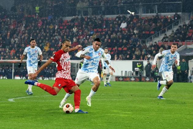 Freiburg, Deutschland 30. November 2023: Europa League - 2023 2024 - SC Freiburg vs. Olympiakos Piräus Im Bild: v.li. Torschütze Kiliann Sildillia (SC Freiburg) macht das Tor zum 4:0 Europa-Park Stadion Baden Württemberg Copyright: xFotostandx xHettichx