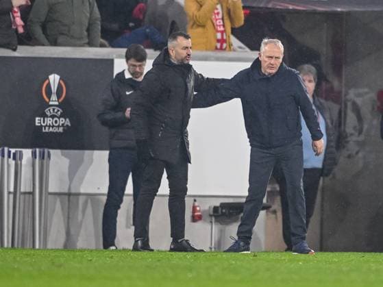 30.11.2023, Freiburg, Germany, Stadion am Wolfswinkel, SC Freiburg vs Olympiakos Piraeus - UEFA Europa League 2023 24 - Group A, Trainer Diego Martinez (Olympiacos FC) und Trainer Christian Streich (SC Freiburg) gestikuliert, gestik (Foto H. Langer) Freiburg Stadion am Wolfswinkel Germany