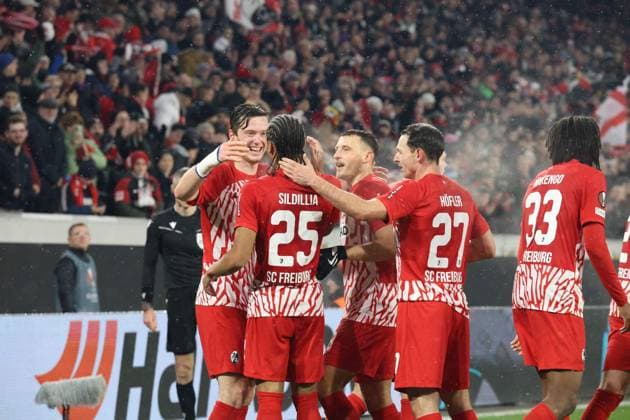 Freiburg, Deutschland 30. November 2023: Europa League - 2023 2024 - SC Freiburg vs. Olympiakos Piräus Im Bild: Torschütze Kiliann Sildillia (SC Freiburg) jubelt nach seinem Tor zum 4:0, mit seinen Mannschaftskollegen, Europa-Park Stadion Baden Württemberg Copyright: xFotostandx xHettichx