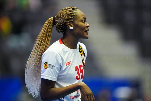 Handball, Frauen WM, Frankreich - Angola Handball-VM kvinner Norge 2023: Frankrike - Angola Stavanger 20231130. Angolas Azenaide Daniela Carlos under gruppespillkampen i VM mellom Frankrike og Angola i DNB Arena. Foto: Beate Oma Dahle NTB Stavanger Norge EDITORIAL USE ONLY. RESTRICTED USE FOR BETTING COMPANIES Ref:_SPOd8b9yiJDJlw.jpg  Copyright: xBeatexOmaxDahlex xNTBx
