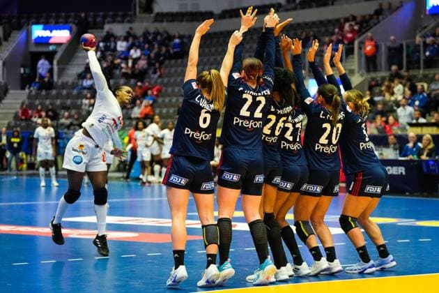 Sport Bilder des Tages Handball, Frauen WM, Frankreich - Angola Handball-VM kvinner Norge 2023: Frankrike - Angola Stavanger 20231130. Angolas Stelvia Pascoal skyter ballen i mal pa direkte frikast under gruppespillkampen i VM mellom Frankrike og Angola i DNB Arena. Foto: Beate Oma Dahle NTB Stavanger Norge EDITORIAL USE ONLY. RESTRICTED USE FOR BETTING COMPANIES Ref:_SPOAPWUg1qafMo.jpg  Copyright: xBeatexOmaxDahlex xNTBx
