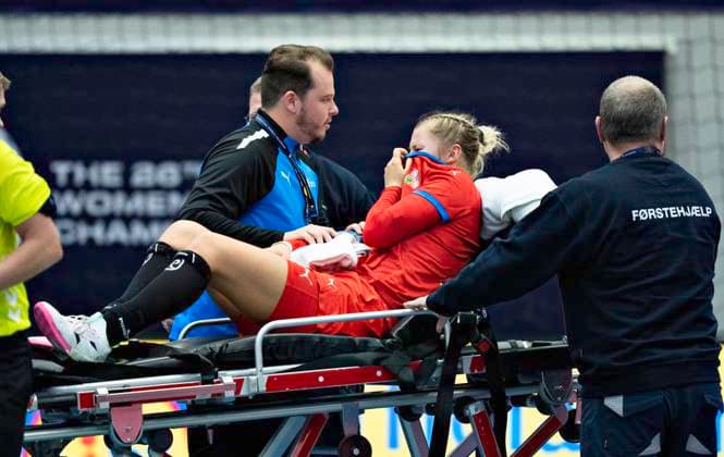Handball, Frauen WM, Tschechien - Kongo Kamila Kordovska, Czech Republic was injured and had to be carried away during the IHF World Womens Handball Championship match between Czech Republic and Congo in the preliminary Group G in Arena Nord in Frederikshavn, Denmark on Thursday , November 30, 2023. , Frederikshavn Jylland Denmark Copyright: HenningxBagger HenningxBaggerx spdk20231130-211857-L