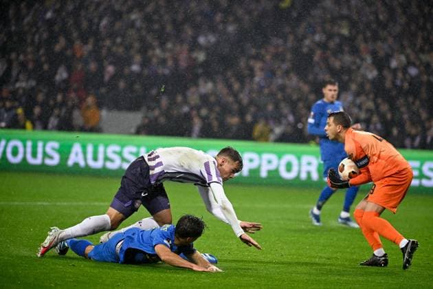 Toulouse s Thijs Dallinga, Toulouse s Denis Genreau and Union s goalkeeper Anthony Moris fight for the ball during a soccer game French Toulouse FC and between Belgian Royale Union Saint Gilloise, on day 5 of the group phase of the UEFA Europa League competition, in group E, on Thursday 30 November 2023 in Toulouse, France. LAURIExDIEFFEMBACQ  x81196077x