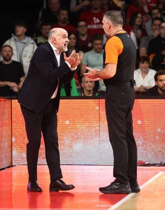 Pablo Laso (Bayern Basketball, Cheftrainer) diskutiert mit dem Schiedsrichter. GER, FC Bayern Basketball vs. Virtus Segafredo Bologna, Basketball, EuroLeague, Saison 2023 2024, 30.11.2023, GER, FC Bayern Basketball vs. Virtus Segafredo Bologna, Basketball, EuroLeague, Saison 2023 2024, 30.11.2023 Muenchen Copyright: xEibner-Pressefoto MarcelxEngelbrechtx EP_MET