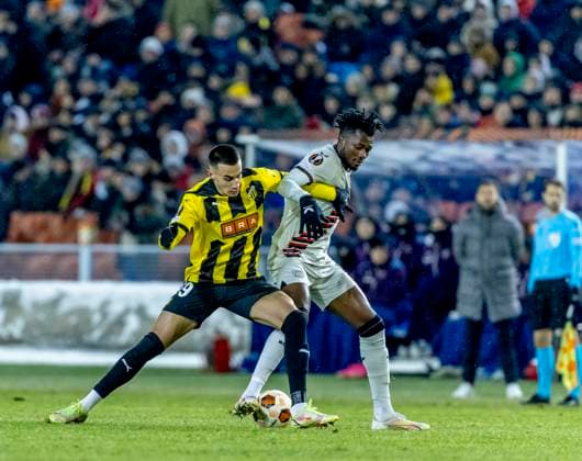 Fußball, EL, BK Häcken - Bayer 04 Leverkusen GÖTEBORG 20231130 Häckens Srdjan Hrstic och Leverkusens Edmond Tapsoba under torsdagens fotbollsmatch i Europa League (grupp H) mellan BK Häcken och Bayer Leverkusen fran Tyskland pa Gamla Ullevi. GÖTEBORG SVERIGE x9200x