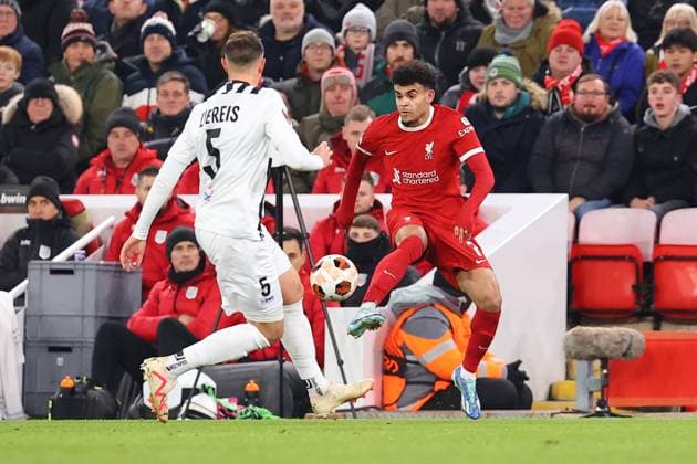 England, Liverpool, 30.11.2023, , Liverpool FC vs LASK - UEFA Europa League 2023 2024 - Group E, Luis Diaz (Liverpool) looks for options Liverpool