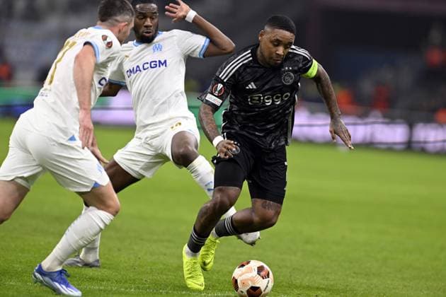 Fußball, EL, Olympique Marseille - Ajax Amsterdam MARSEILLE - (l-r) Jordan Veretout of Olympique Marseille, Geoffrey Kondogbia of Olympique Marseille, Steven Bergwijn of Ajax during the UEFA Europa League group B match between Olympique Marseille and Ajax Amsterdam at Stade de Marseille on November 30, 2023 in Marseille, France. ANP OLAF KRAAK UEFA Europa League 2023 24 2023 2024 xVIxANPxSportx xxANPxIVx 485141446 originalFilename: 485141446.jpg