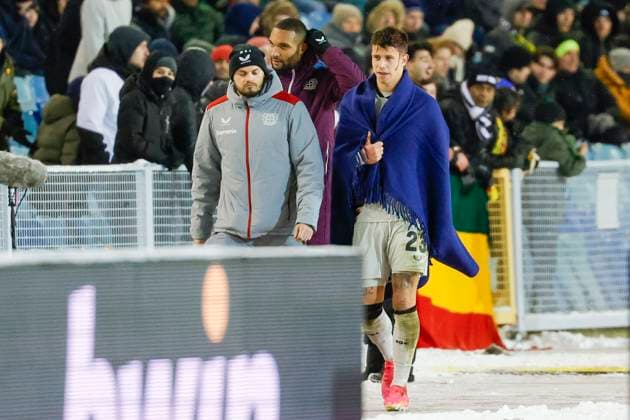 GÖTEBORG 20231130 Leverkusens Adam Hlozek tvingas bryta efter en krock med Häckens Even Hovland under torsdagens fotbollsmatch i Europa League (grupp H) mellan BK Häcken och Bayer Leverkusen fran Tyskland pa Gamla Ullevi. GÖTEBORG SVERIGE x9200x