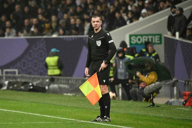 Arbitre assistant Match Toulouse Football Club vs. Union Saint-Gilloise de la phase de groupes de l™UEFA Europa League au Stadium de Toulouse, le 30 Novembre 2023. FOOTBALL : Toulouse Football Club vs. Union Saint Gilloise - Europa League ValentinaClaret Panoramic 