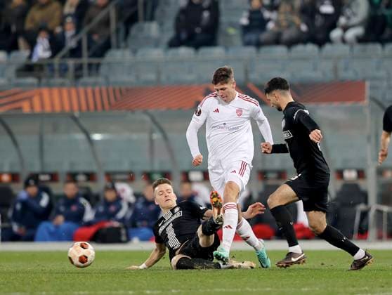 SOCCER - UEFA EL, Sturm vs Czestochowa GRAZ,AUSTRIA,30.NOV.23 - SOCCER - UEFA Europa League, group stage, SK Sturm Graz vs Rakow Czestochowa. Image shows Dimitri Lavalee (Sturm), Ante Crnac (Czestochowa) and Alexandar Borkovic (Sturm).  GEPAxpictures xHansxOberlaender