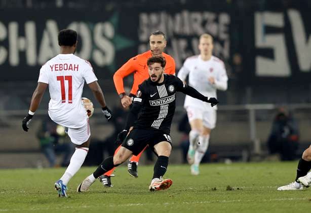 SOCCER - UEFA EL, Sturm vs Czestochowa GRAZ,AUSTRIA,30.NOV.23 - SOCCER - UEFA Europa League, group stage, SK Sturm Graz vs Rakow Czestochowa. Image shows John Yeboah (Czestochowa) and Otar Kiteishvili (Sturm).  GEPAxpictures xHansxOberlaender