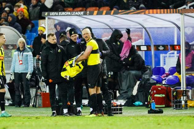 GÖTEBORG 20231130 Häckens Even Hovland skadas efter en krock med Leverkusens Adam Hlozek under torsdagens fotbollsmatch i Europa League (grupp H) mellan BK Häcken och Bayer Leverkusen fran Tyskland pa Gamla Ullevi. GÖTEBORG SVERIGE x9200x