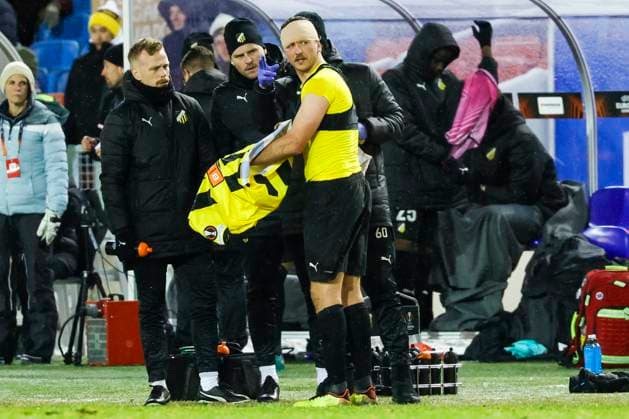 GÖTEBORG 20231130 Häckens Even Hovland skadas efter en krock med Leverkusens Adam Hlozek under torsdagens fotbollsmatch i Europa League (grupp H) mellan BK Häcken och Bayer Leverkusen fran Tyskland pa Gamla Ullevi. GÖTEBORG SVERIGE x9200x