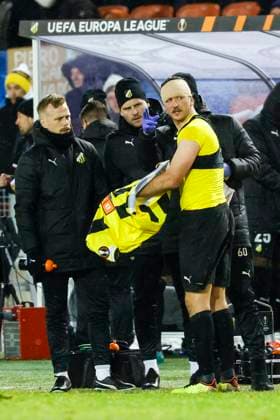 GÖTEBORG 20231130 Häckens Even Hovland skadas efter en krock med Leverkusens Adam Hlozek under torsdagens fotbollsmatch i Europa League (grupp H) mellan BK Häcken och Bayer Leverkusen fran Tyskland pa Gamla Ullevi. GÖTEBORG SVERIGE x9200x