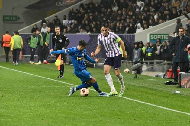 Vincent SIERRO, capitaine (TFC) et Alessio CASTRO-MONTES (USG) Match Toulouse Football Club vs. Union Saint-Gilloise de la phase de groupes de l™UEFA Europa League au Stadium de Toulouse, le 30 Novembre 2023. FOOTBALL : Toulouse Football Club vs. Union Saint Gilloise - Europa League ValentinaClaret Panoramic 