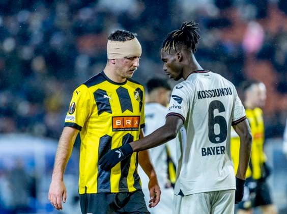 GÖTEBORG 20231130 Leverkusens Odilon Kossounou och Häckens Even Hovland under torsdagens fotbollsmatch i Europa League (grupp H) mellan BK Häcken och Bayer Leverkusen fran Tyskland pa Gamla Ullevi. GÖTEBORG SVERIGE x9200x