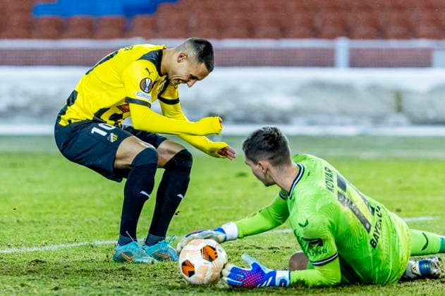 Leverkusen s goalkeeper Matej Kovár saves a shot from Häcken s Ali Youssef during Thursday s Europa League (Group H) soccer match between BK Häcken and Bayer Leverkusen from Germany at Gamla Ullevi, Gothenburg on November 30, 2023. GÖTEBORG SVERIGE x9200x
