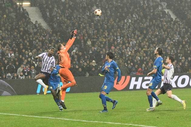 ArrÃªt de Anthony MORIS, capitaine (USG) Match Toulouse Football Club vs. Union Saint-Gilloise de la phase de groupes de l™UEFA Europa League au Stadium de Toulouse, le 30 Novembre 2023. FOOTBALL : Toulouse Football Club vs. Union Saint Gilloise - Europa League ValentinaClaret Panoramic 