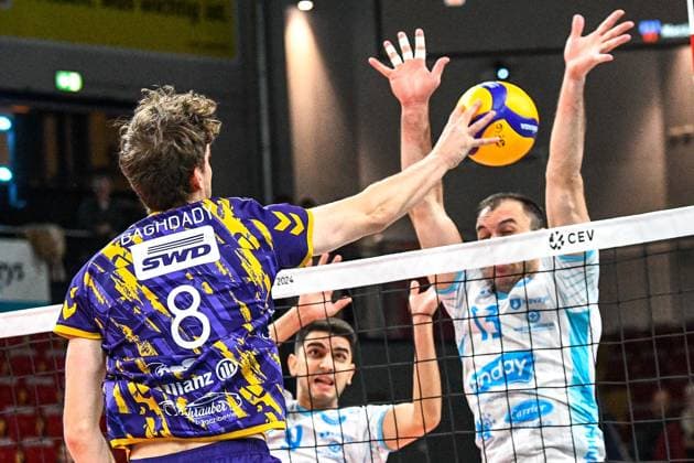 v.li.: Robin Baghdady (Powervolleys Düren, 8) bei einem Schmetterball, Aktion, Action, Spielszene, 30.11.2023, Düren (Deutschland), Volleyball, CEV Cup, SWD Powervolleys Düren - OK Strumica