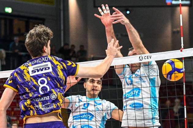 v.li.: Robin Baghdady (Powervolleys Düren, 8) bei einem Schmetterball, Aktion, Action, Spielszene, 30.11.2023, Düren (Deutschland), Volleyball, CEV Cup, SWD Powervolleys Düren - OK Strumica