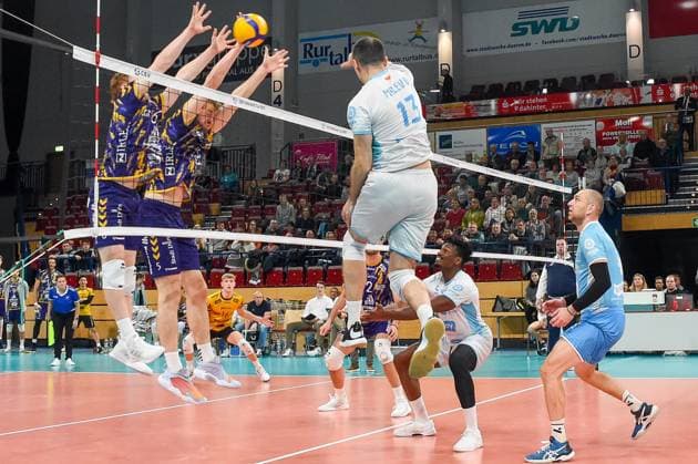 Vlado Milev (OK Strumica, 13) Bildmitte, mit einem Schmetterball, Aktion, Action, Spielszene, 30.11.2023, Düren (Deutschland), Volleyball, CEV Cup, SWD Powervolleys Düren - OK Strumica