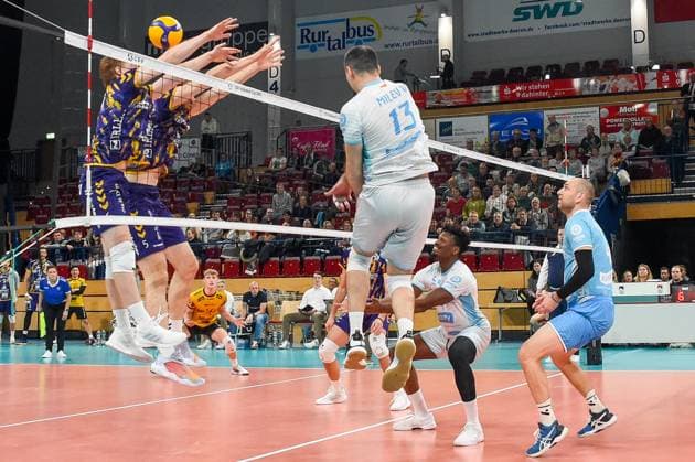 Vlado Milev (OK Strumica, 13) Bildmitte, mit einem Schmetterball, Aktion, Action, Spielszene, 30.11.2023, Düren (Deutschland), Volleyball, CEV Cup, SWD Powervolleys Düren - OK Strumica