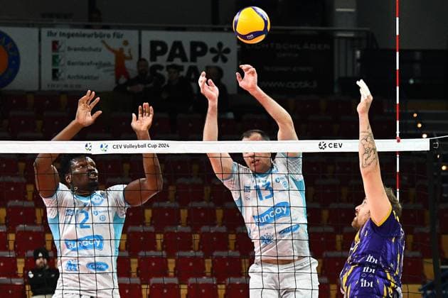 Sebastian Gevert (Powervolleys Düren, 13) rechts, mit einem Schmetterball gegen den Block von Ofoha (OK Strumica, 12) und Vlado Milev (OK Strumica, 13), Aktion, Action, Spielszene, 30.11.2023, Düren (Deutschland), Volleyball, CEV Cup, SWD Powervolleys Düren - OK Strumica
