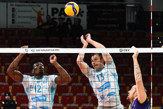Sebastian Gevert (Powervolleys Düren, 13) rechts, mit einem Schmetterball gegen den Block von Ofoha (OK Strumica, 12) und Vlado Milev (OK Strumica, 13), Aktion, Action, Spielszene, 30.11.2023, Düren (Deutschland), Volleyball, CEV Cup, SWD Powervolleys Düren - OK Strumica
