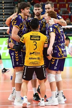 Die Spieler von den Powervolleys Düren bilden einen Kreis, schwören sich mit einem Mannschaftskreis vor dem Anpfiff ein, Kreis, Teamkreis, Konzentration, Kameradschaft, Ansprache, Motivation, 30.11.2023, Düren (Deutschland), Volleyball, CEV Cup, SWD Powervolleys Düren - OK Strumica