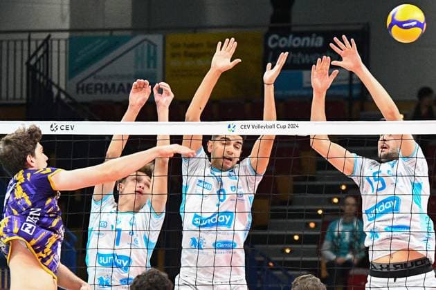 v.li.: Robin Baghdady (Powervolleys Düren, 8) mit einem Schmetterball gegen den Block, Aktion, Action, Spielszene, 30.11.2023, Düren (Deutschland), Volleyball, CEV Cup, SWD Powervolleys Düren - OK Strumica
