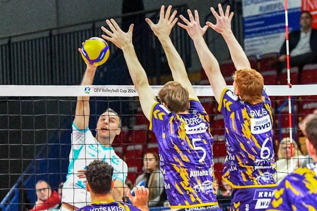 v.li.: Vlado Milev (OK Strumica, 13) mit einem Schmetterball gegen den Block von Luuc von der Ent (Powervolleys Düren, 5) und Christopher Cj Gavlas, (Powervolleys Düren, 6), Aktion, Action, Spielszene, 30.11.2023, Düren (Deutschland), Volleyball, CEV Cup, SWD Powervolleys Düren - OK Strumica