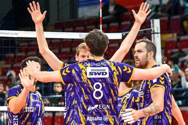 Die Mannschaft der Powervolleys Düren bejubelt einen Punktgewinn, jubeln über einen Punkt, Jubel, celebrate the point, celebration, Action, Aktion, 30.11.2023, Düren (Deutschland), Volleyball, CEV Cup, SWD Powervolleys Düren - OK Strumica