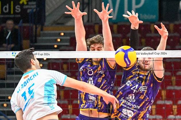 v.li.: Dean Globocki (OK Strumica, 15) schmettert einen Ball gegen den Block von Robin Baghdady (Powervolleys Düren, 8) und Petr Spulak (Powervolleys Düren, 4), Aktion, Action, Spielszene, 30.11.2023, Düren (Deutschland), Volleyball, CEV Cup, SWD Powervolleys Düren - OK Strumica