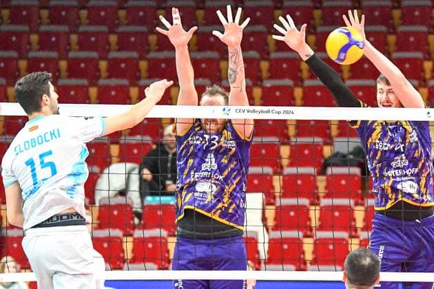 v.li.: Dean Globocki (OK Strumica, 15) schmettert einen Ball gegen den Block von Robin Baghdady (Powervolleys Düren, 8) und Petr Spulak (Powervolleys Düren, 4), Aktion, Action, Spielszene, 30.11.2023, Düren (Deutschland), Volleyball, CEV Cup, SWD Powervolleys Düren - OK Strumica