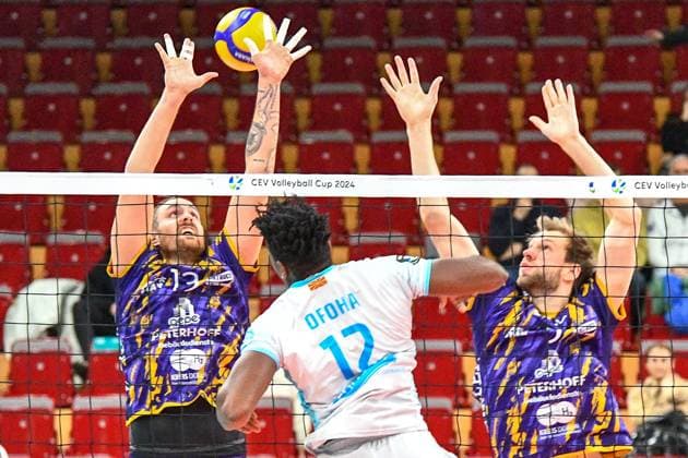 Ofoha (OK Strumica, 12) spielt den Ball über den Block, Aktion, Action, Spielszene, 30.11.2023, Düren (Deutschland), Volleyball, CEV Cup, SWD Powervolleys Düren - OK Strumica