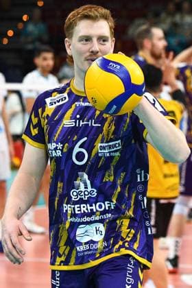Christopher Cj Gavlas, (Powervolleys Düren, 6) mit Ball, Porträt, Portrait, 30.11.2023, Düren (Deutschland), Volleyball, CEV Cup, SWD Powervolleys Düren - OK Strumica