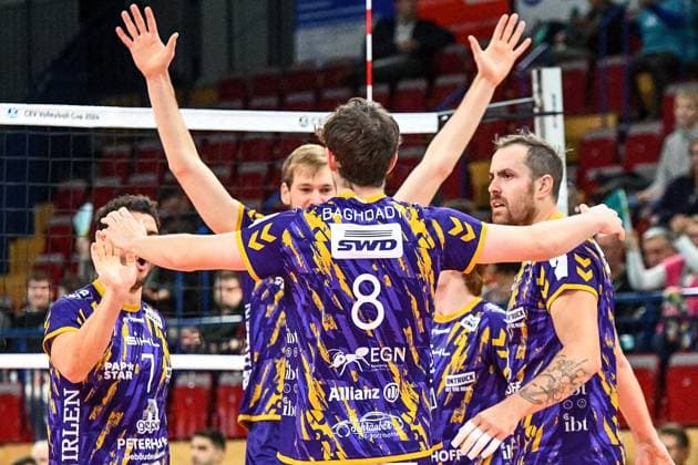 Die Mannschaft der Powervolleys Düren bejubelt einen Punktgewinn, jubeln über einen Punkt, Jubel, celebrate the point, celebration, Action, Aktion, 30.11.2023, Düren (Deutschland), Volleyball, CEV Cup, SWD Powervolleys Düren - OK Strumica