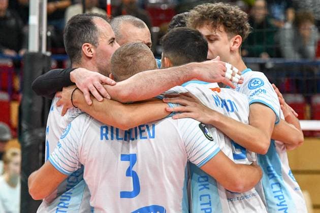 Die Spieler von OK Strumica feiern einen Punktgewinn, Aktion, Action, Spielszene, 30.11.2023, Düren (Deutschland), Volleyball, CEV Cup, SWD Powervolleys Düren - OK Strumica