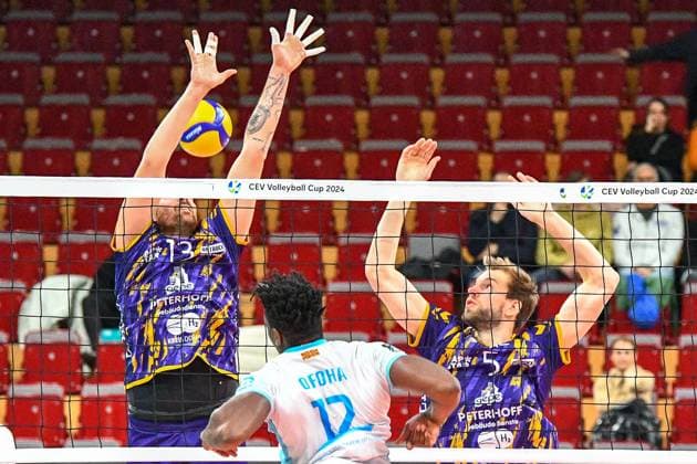 Ofoha (OK Strumica, 12) spielt den Ball über den Block, Aktion, Action, Spielszene, 30.11.2023, Düren (Deutschland), Volleyball, CEV Cup, SWD Powervolleys Düren - OK Strumica