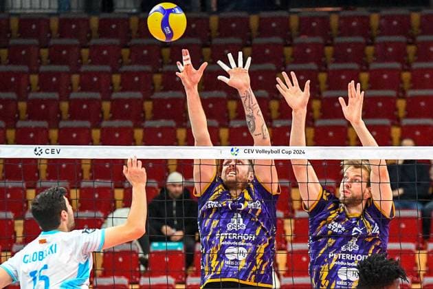Dean Globocki (OK Strumica, 15) spielt den Ball über den Block, Aktion, Action, Spielszene, 30.11.2023, Düren (Deutschland), Volleyball, CEV Cup, SWD Powervolleys Düren - OK Strumica