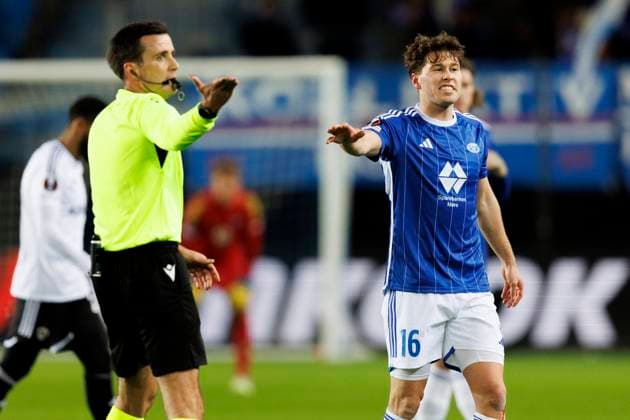Europa League i fotball 2023: Molde - Qarabag (2-2) Molde 20231130. Moldes Emil Breivik og dommer Erik Lambrechts under Europa League kampen i fotball mellom Molde og Qarabag pa Aker Stadion. Foto: Svein Ove Ekornesvag NTB Molde Norge EDITORIAL USE ONLY. RESTRICTED USE FOR BETTING COMPANIES Ref:_SPOqeY0s_0x5YI.jpg  Copyright: xSveinxOvexEkornesvagx xNTBx