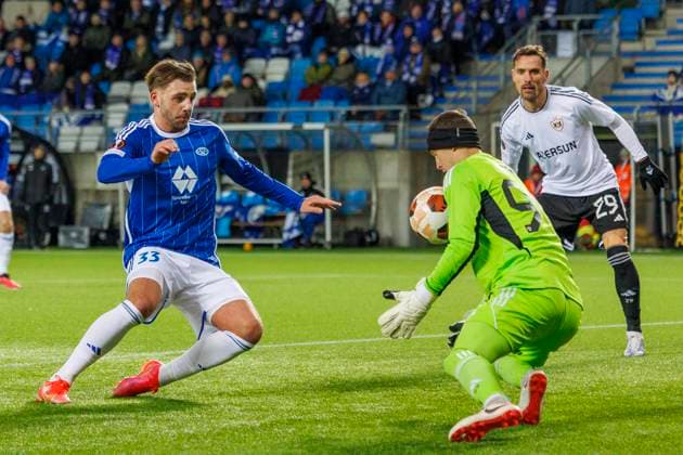 Europa League i fotball 2023: Molde - Qarabag (2-2) Molde 20231130. Moldes Niklas odegard med en stor sjanse alene med keeper Andrey Lunev under Europa League kampen i fotball mellom Molde og Qarabag pa Aker Stadion. Foto: Svein Ove Ekornesvag NTB Molde Norge EDITORIAL USE ONLY. RESTRICTED USE FOR BETTING COMPANIES Ref:_SPOb4lgBBPLD94.jpg  Copyright: xSveinxOvexEkornesvagx xNTBx