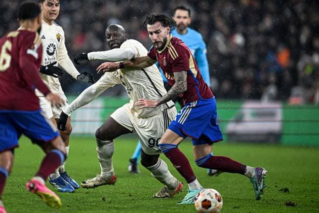 Geneve, Switzerland, 30.11.23: Romelu Lukaku (90 Roma) and Yoan Severin (19 Servette) ) during the Europa League group stage match between Servette FC and AS Roma at Stade de Geneve in Geneve, Switzerland Soccer (Cristiano Mazzi SPP) Copyright: xCristianoxMazzix xSPPx spp-en-CrMaSp-CM1_2949