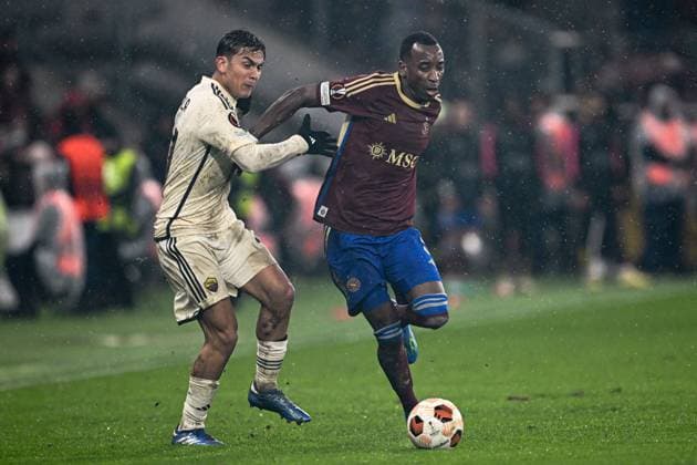 Geneve, Switzerland, 30.11.23: Paulo Dybala (21 Roma) and Gael Ondoua (5 Servette) during the Europa League group stage match between Servette FC and AS Roma at Stade de Geneve in Geneve, Switzerland Soccer (Cristiano Mazzi SPP) Copyright: xCristianoxMazzix xSPPx spp-en-CrMaSp-CM1_4445