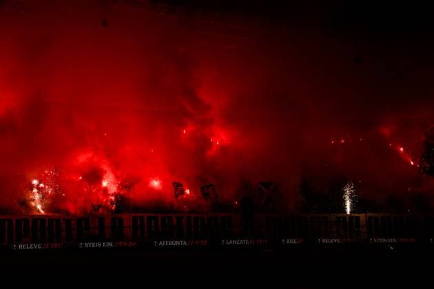Geneve, Switzerland, 30.11.23: Fans of Servette in the clubhouse turn before the Europa League group stage match between Servette FC and AS Roma at Stade de Geneve in Geneve, Switzerland Soccer (Cristiano Mazzi SPP) Copyright: xCristianoxMazzix xSPPx spp-en-CrMaSp-CM2_0916